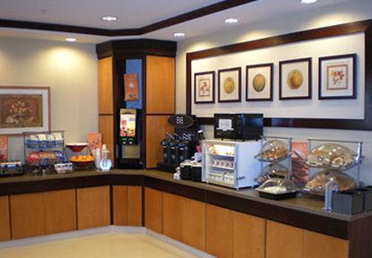 Fairfield Inn & Suites Woodbridge Avenel Ресторант снимка