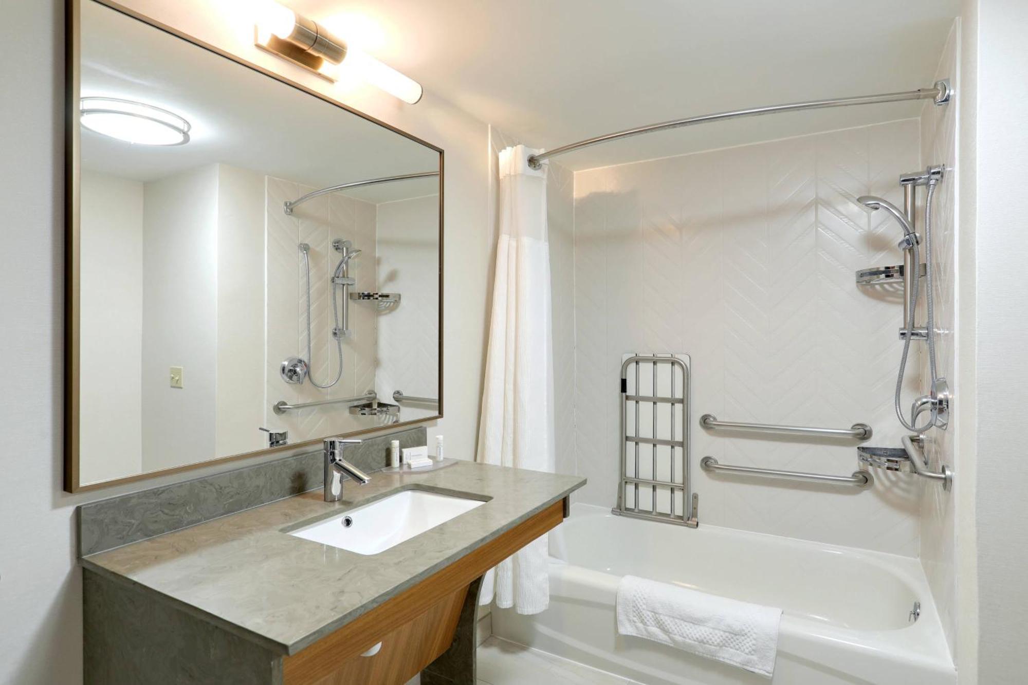 Fairfield Inn & Suites Woodbridge Avenel Екстериор снимка