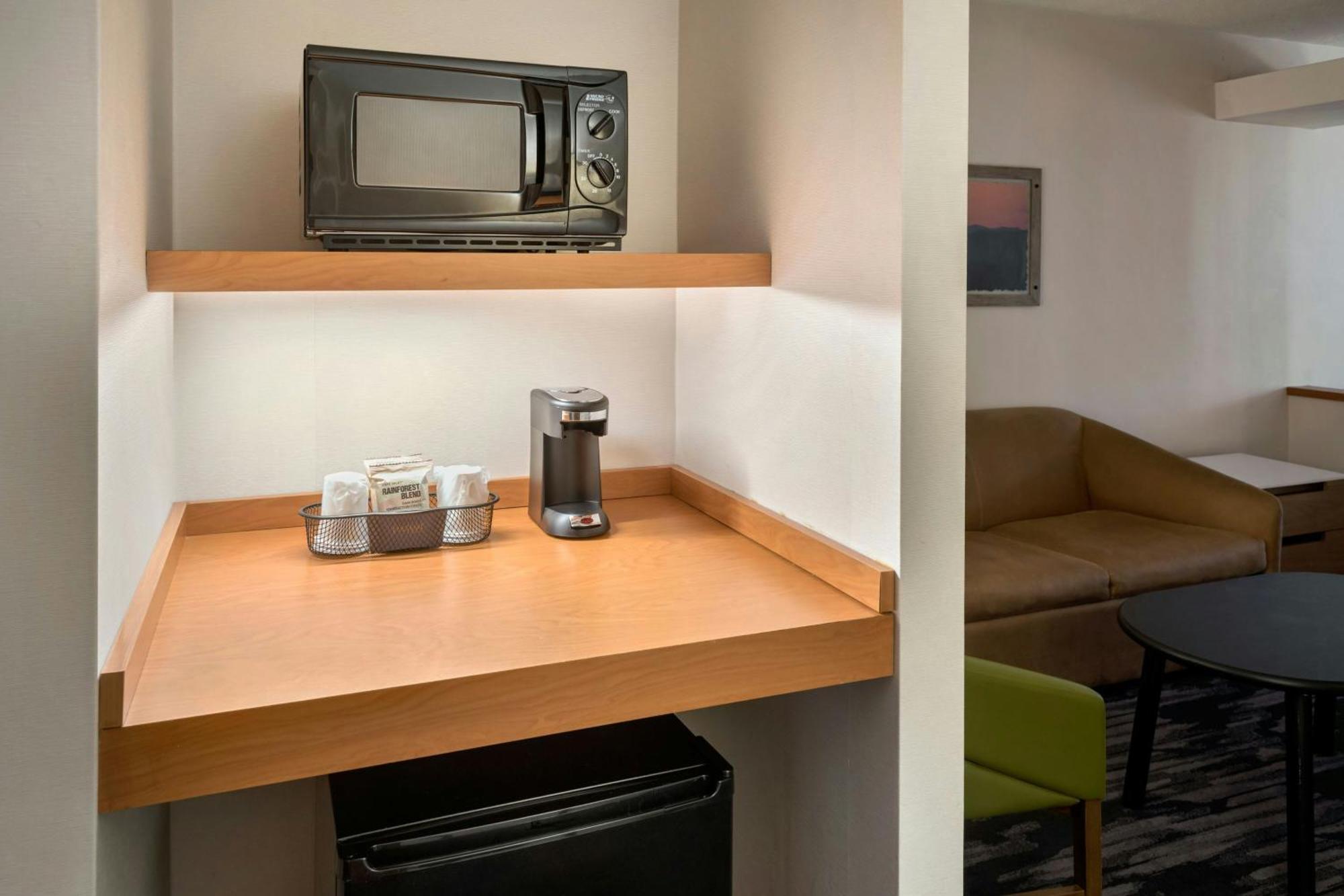 Fairfield Inn & Suites Woodbridge Avenel Екстериор снимка