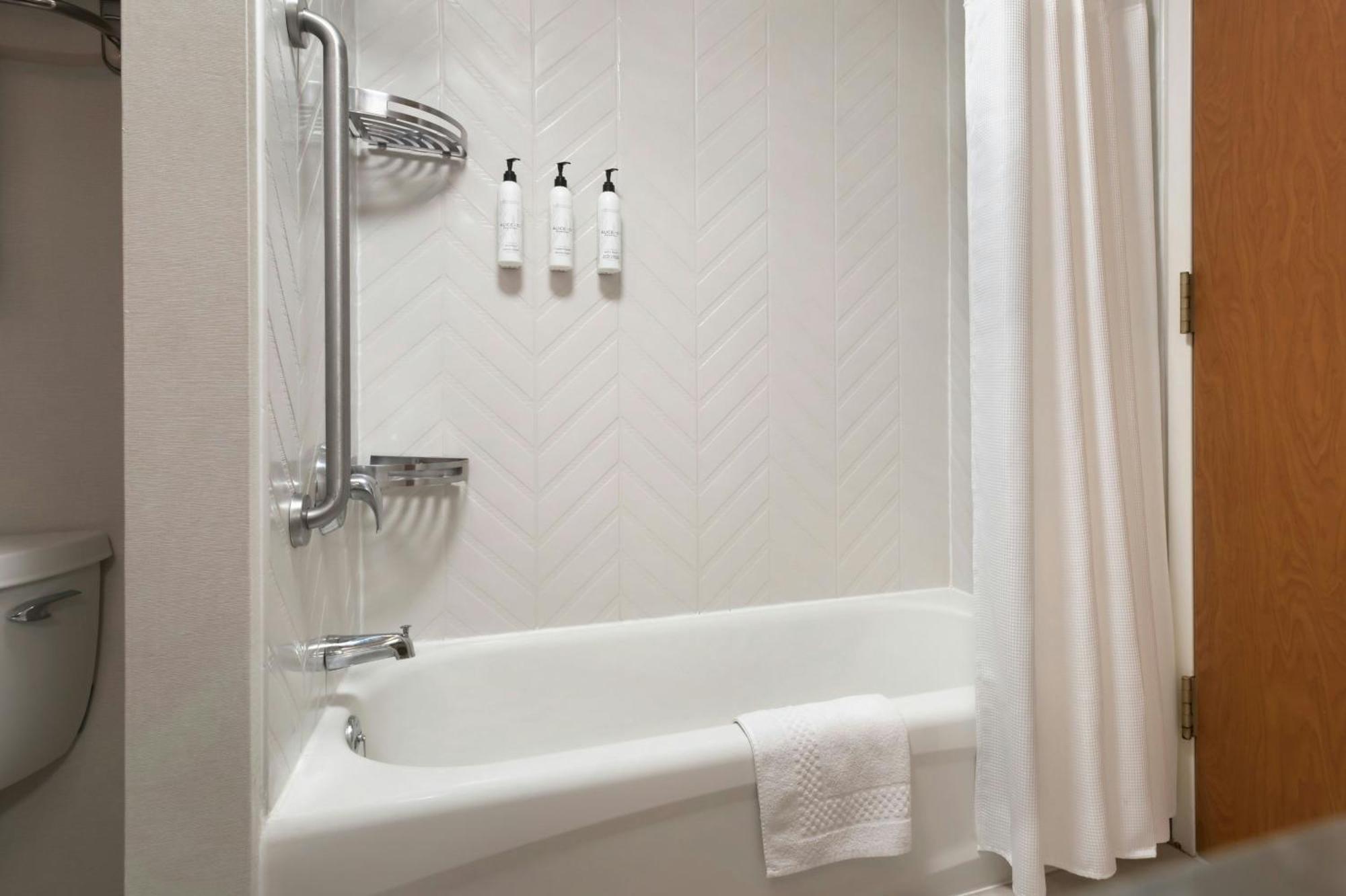 Fairfield Inn & Suites Woodbridge Avenel Екстериор снимка